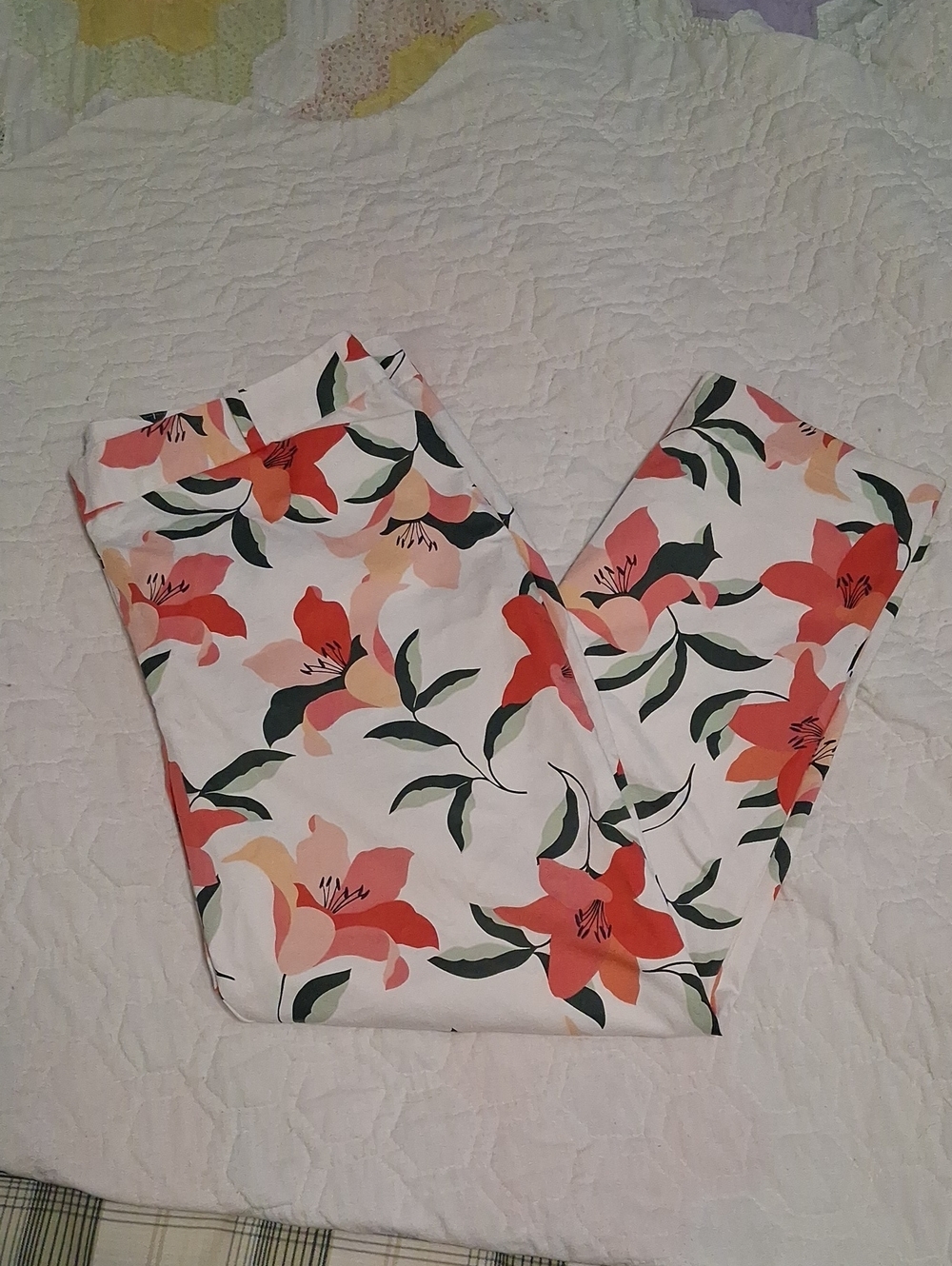 Liz Claiborne White with Coral and Green Floral Cropped Pants